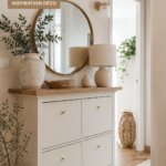 Buffet moderne avec miroir dans un hall d'entrée élégant.