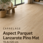 Carrelage imitation parquet en large dallage dans une pièce moderne.