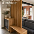 Cloison en bois créant des espaces lumineux et chaleureux dans une maison moderne