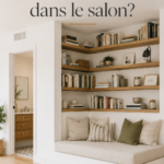 Un coin lecture cosy dans un salon avec un fauteuil confortable et une lampe douce.