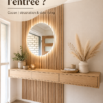 Une belle console en bois décorée dans une entrée chaleureuse
