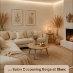 Salon cocooning en beige et blanc avec des coussins et des plantes.