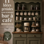 Un bar à café élégant dans une cuisine moderne avec des tasses et une machine à café