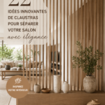 Un salon moderne avec un séparateur en bois qui crée des zones distinctes.