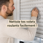 Une femme souriante nettoie des volets roulants en utilisant un chiffon et un spray.