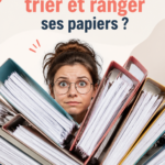 Femme organisant des papiers sur un bureau, avec des classeurs et des dossiers.