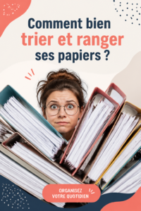 Femme organisant des papiers sur un bureau, avec des classeurs et des dossiers.