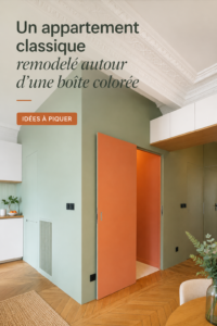 Un salon moderne avec des murs colorés et des décorations vibrantes.