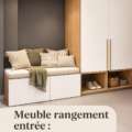 Banquette intégrée design dans une entrée moderne avec rangements.