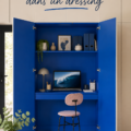Un dressing moderne avec un bureau bleu élégant