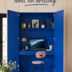 Un dressing moderne avec un bureau bleu élégant