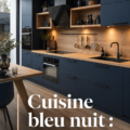 Cuisine moderne avec des meubles bleu nuit et des accents dorés.