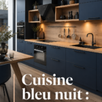 Cuisine moderne avec des meubles bleu nuit et des accents dorés.