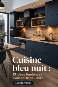 Cuisine moderne avec des meubles bleu nuit et des accents dorés.