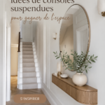 Console flottante en bois dans une entrée lumineuse et bien décorée.