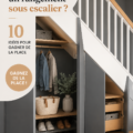 Un espace sous escalier optimisé avec des rangements pratiques et esthétiques.