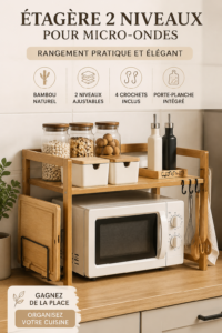 Un rack à micro-ondes en bambou dans une cuisine chic et ordonnée.