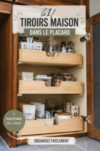 Tiroirs en bois dans un meuble moderne, ajoutant une solution de rangement pratique
